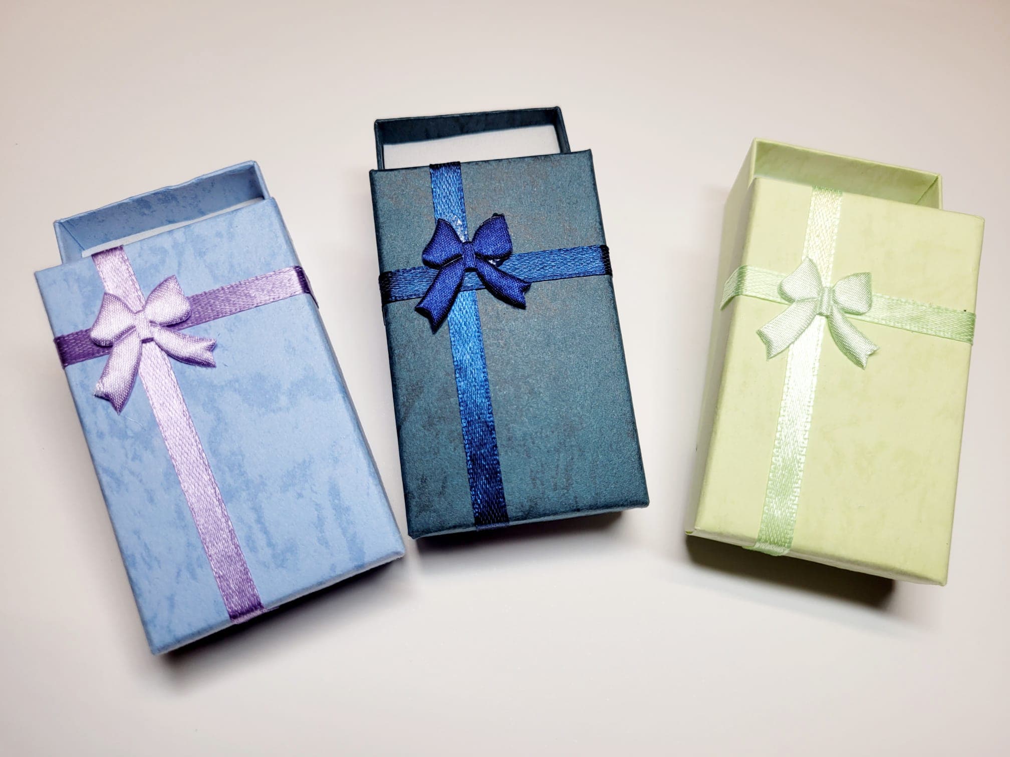Boîtes à bijoux colorées avec rubans