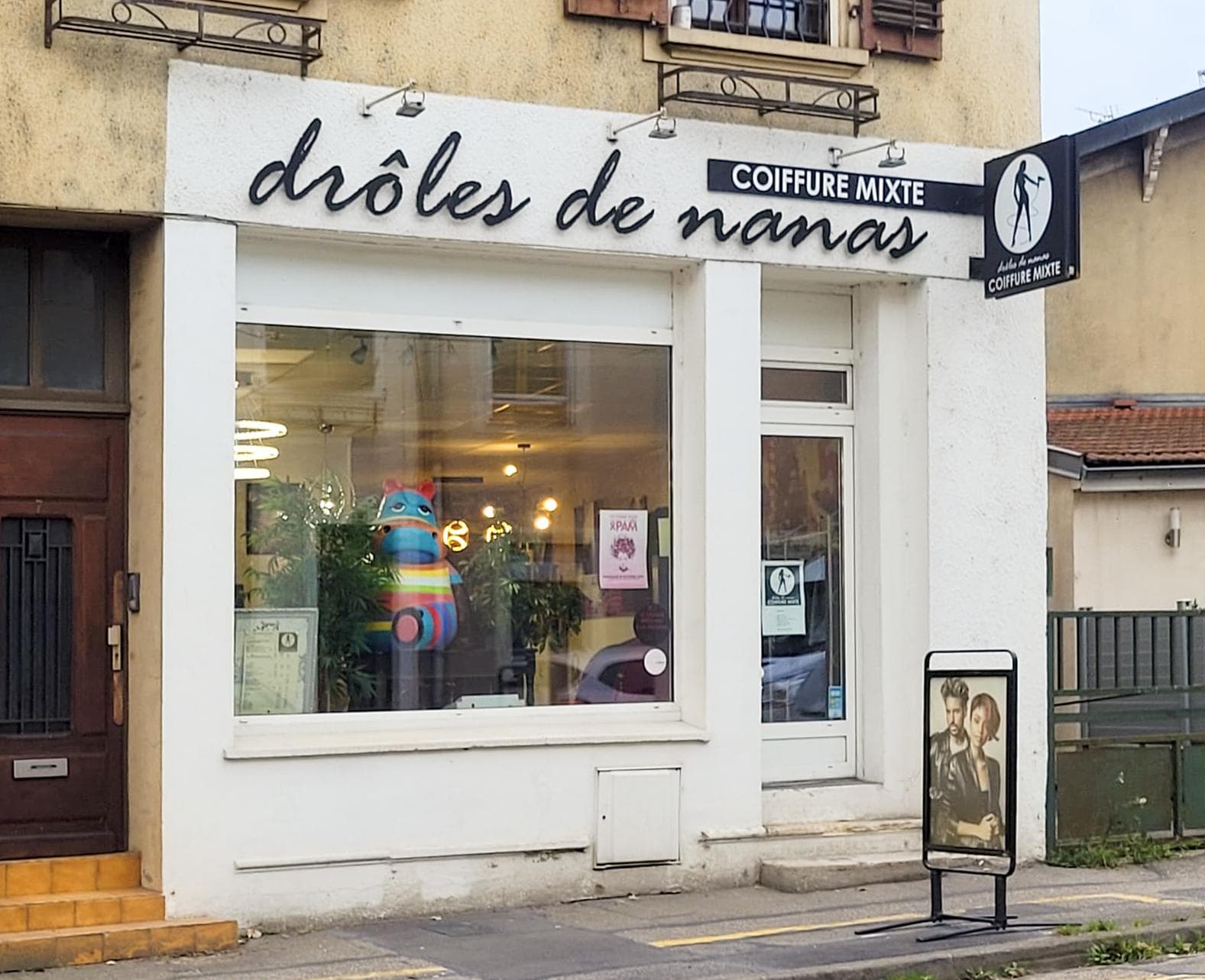 Devanture du salon de coiffure Drôles de Nanas