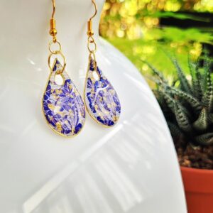 Boucles d'oreilles Goutte d'Eau en Résine Bleu Royal et Or avec Motif Floral