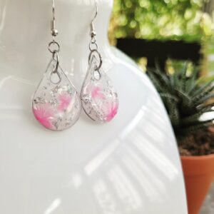 Boucles d'oreilles Goutte d'Eau en Résine avec Fleurs Roses et Feuille d'Argent