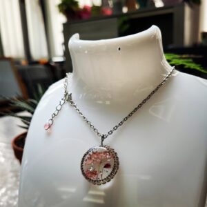 Collier Pendentif Rond en Résine avec Fleurs Séchées Roses et Strass