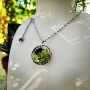 Collier Pendentif Rond en Résine avec Fleurs Séchées Vertes et Strass