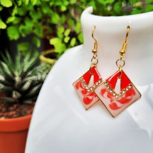 Boucles d'oreilles Losange en Résine Bicolore Rouge et Blanc Marbré avec Strass