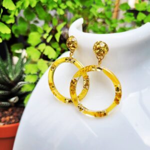 Boucles d'oreilles Créoles en Résine Dorée avec Paillettes et Fleurs Séchées