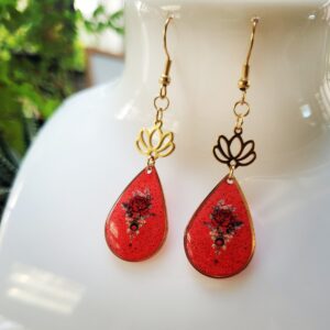 Boucles d'Oreilles "Rose Écarlate & Fleur de Lotus Dorée"