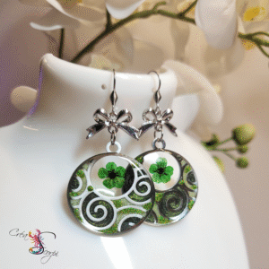 Boucles d'Oreilles Fleur Enchâssée et Spirales Vertes