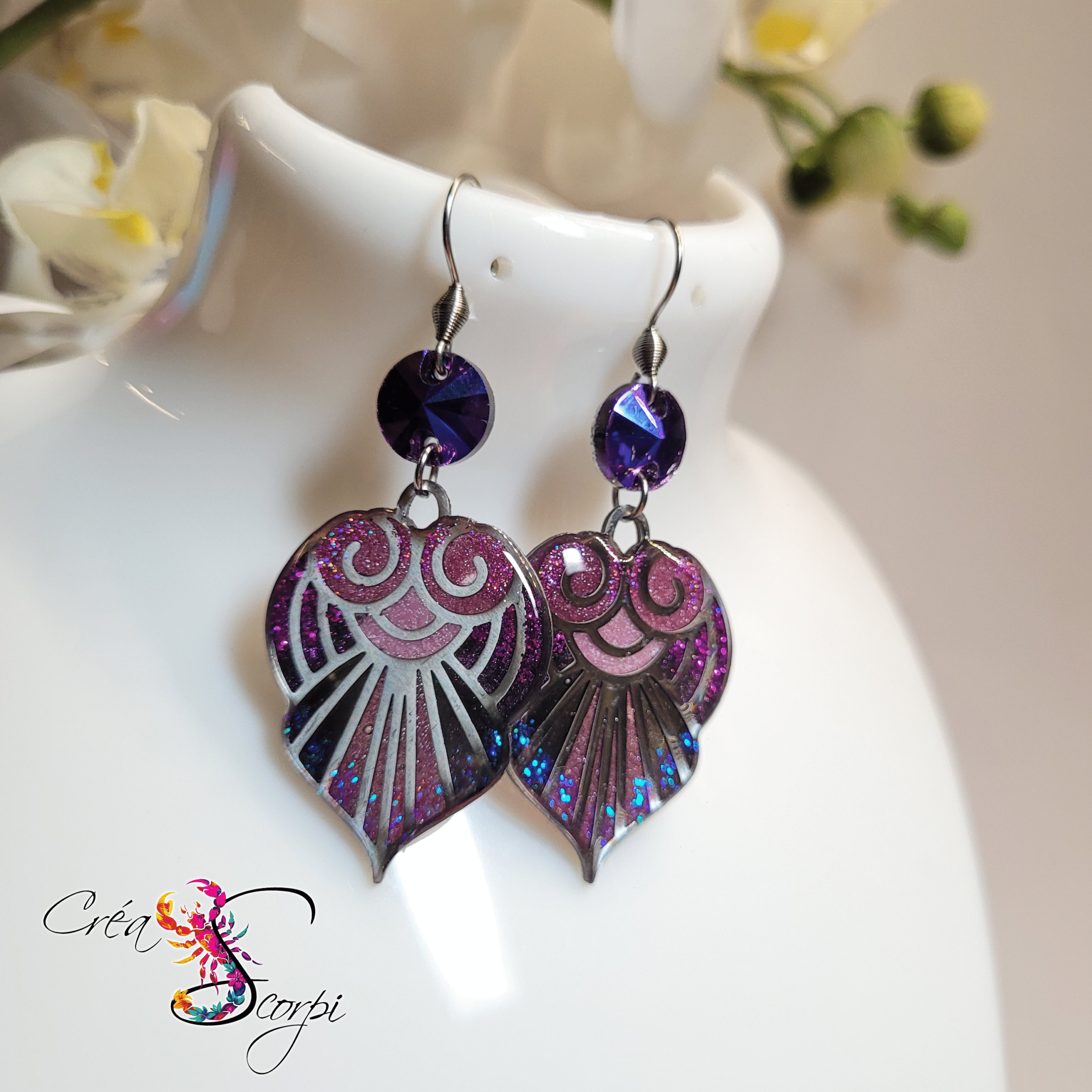Boucles d'Oreilles Feuille Ornementale Pailletée Violette – Image 4