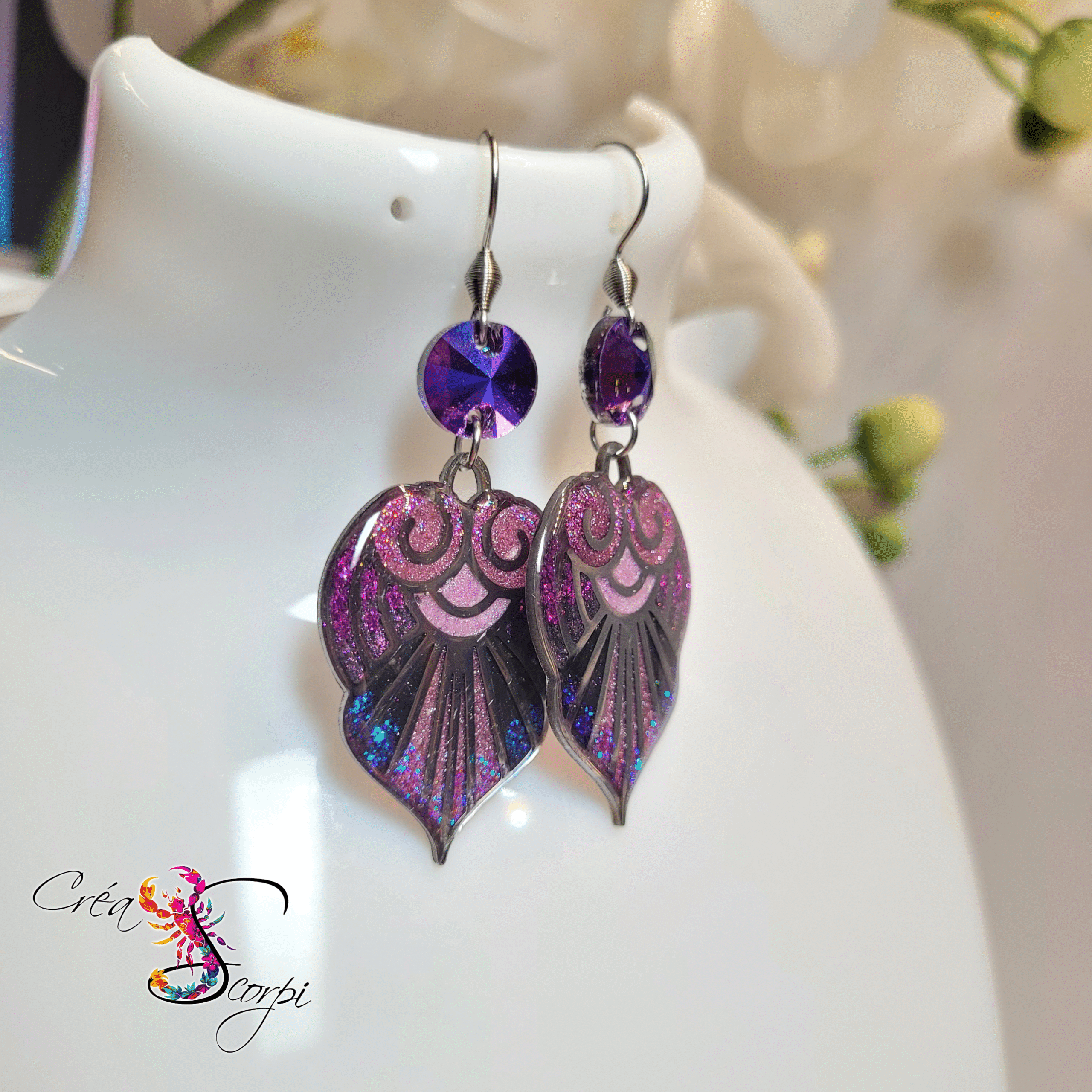 Boucles d'Oreilles Feuille Ornementale Pailletée Violette – Image 3