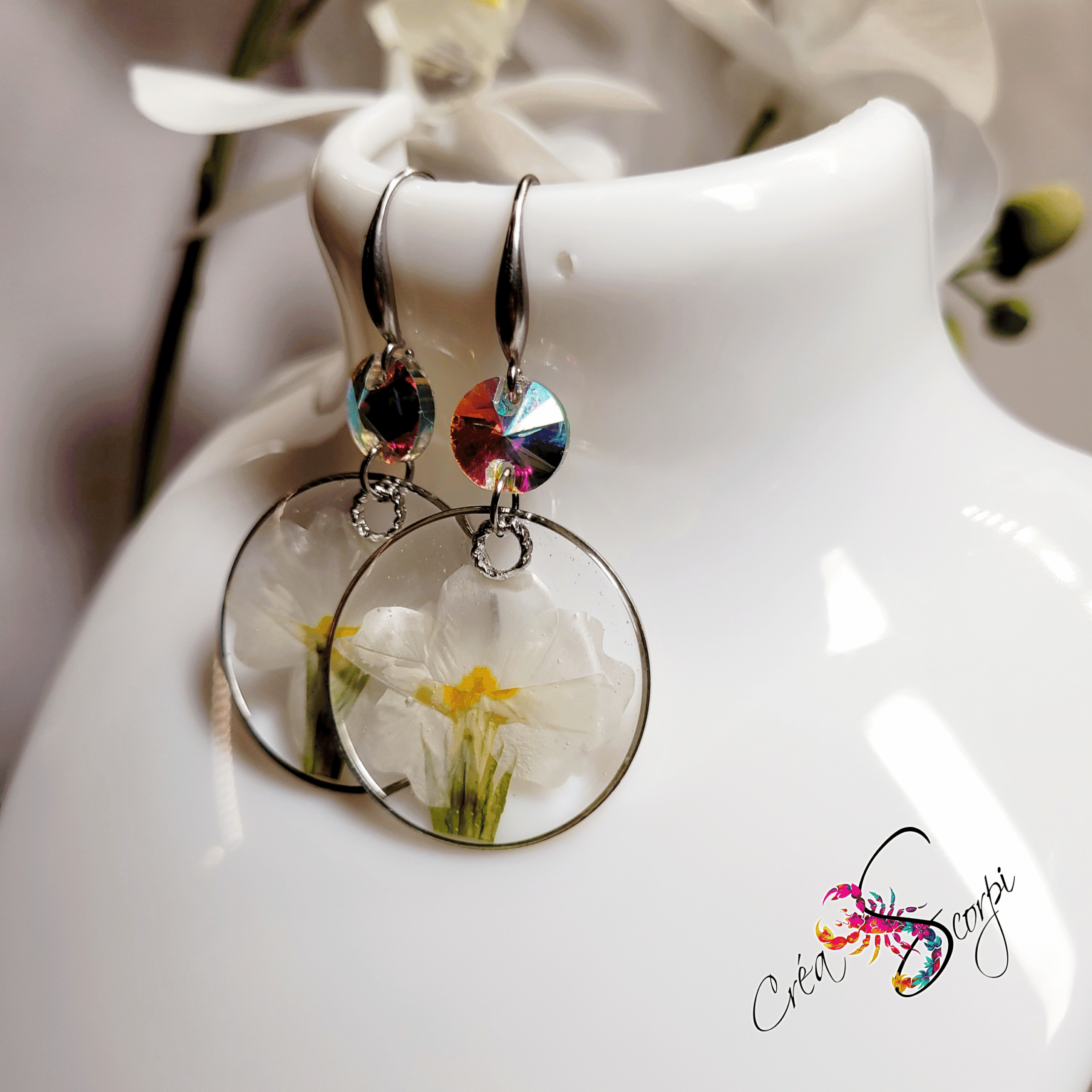 Boucles d'oreilles Beauté Naturelle "Primevère Blanche et Cristaux d'Aurore Boréale" – Image 4