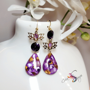 Boucles d'Oreilles Dépareillées Gouttes Violettes et Lotus Doré