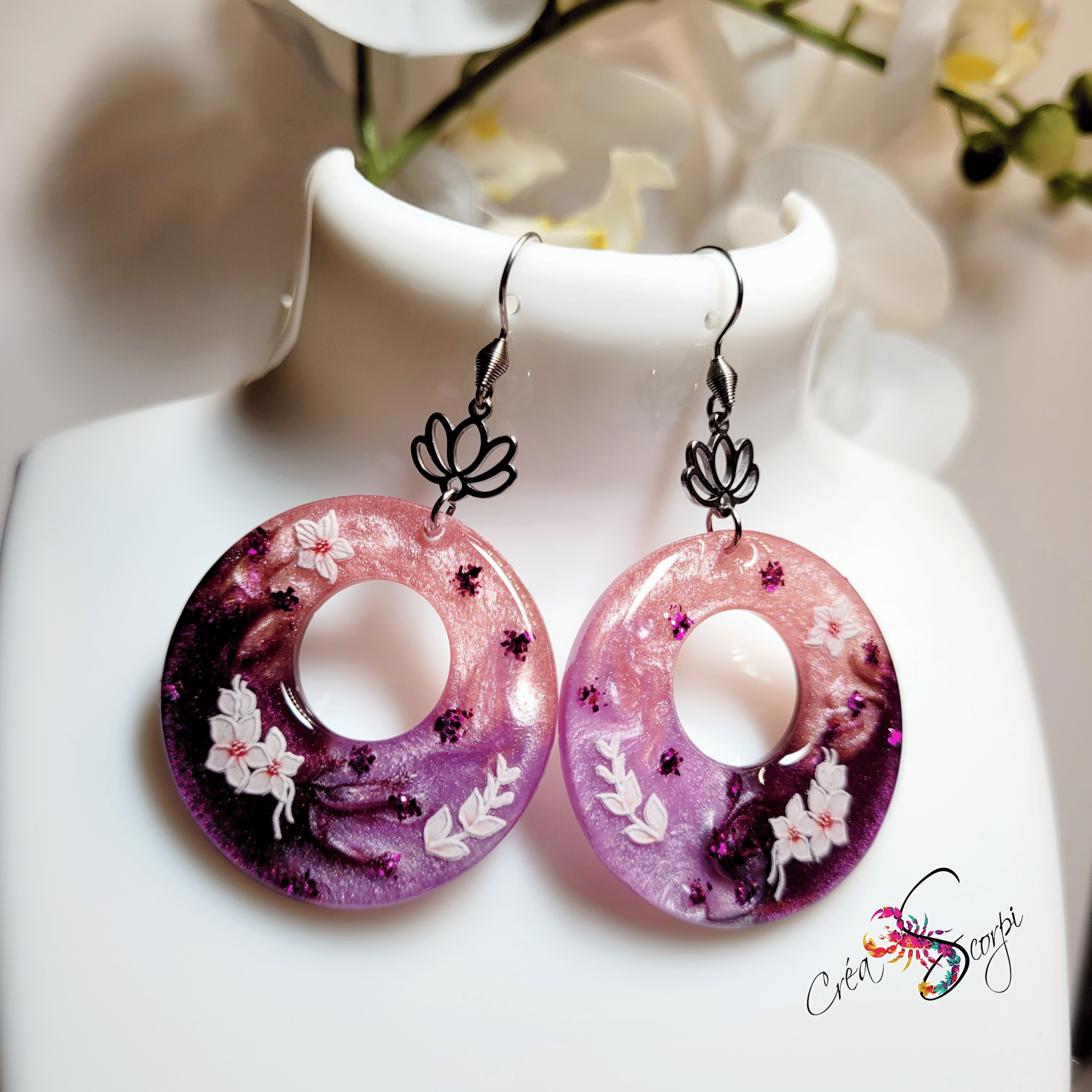 Boucles d'oreilles Créoles en Résine "Lotus Éclatant"