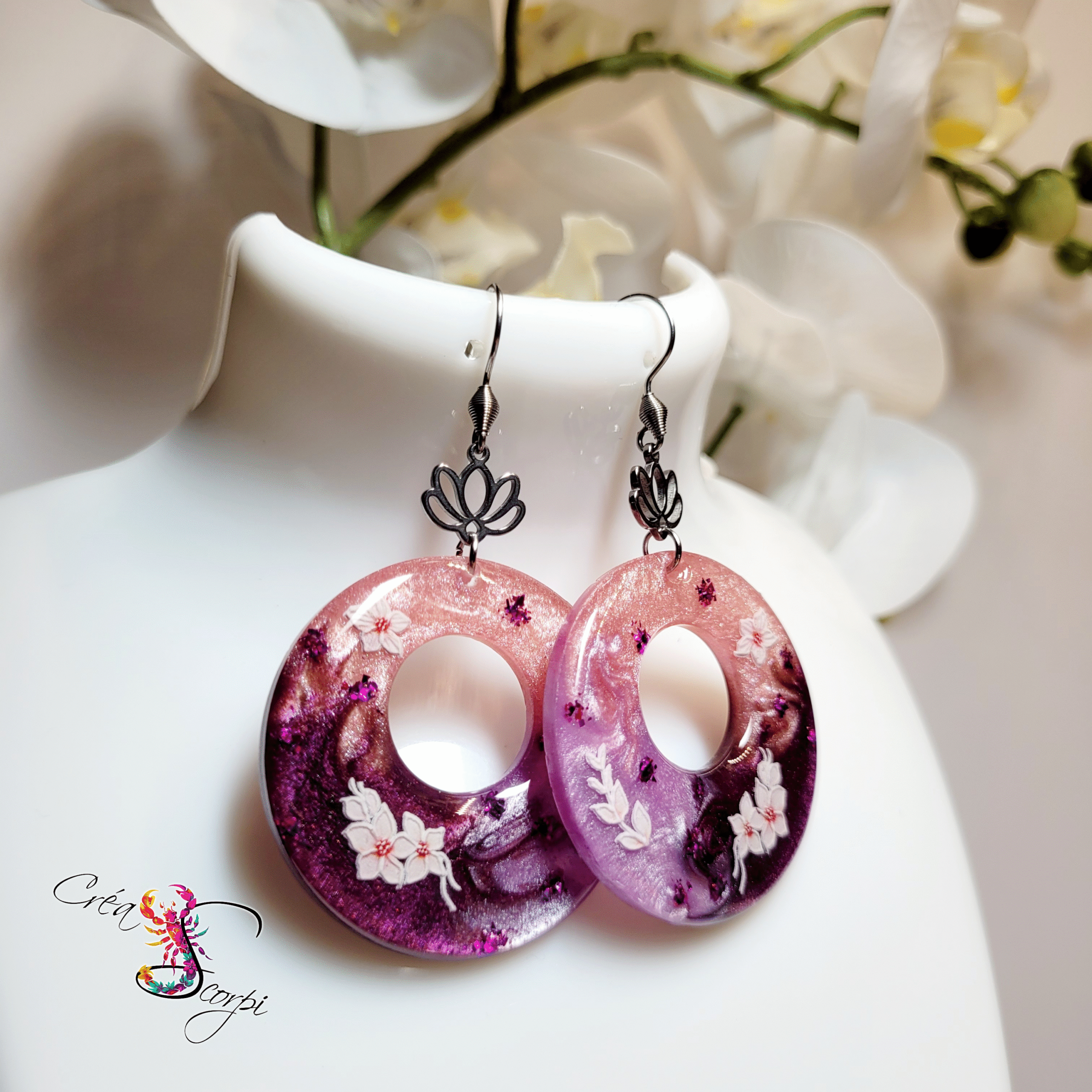Boucles d'oreilles Créoles en Résine "Lotus Éclatant" – Image 4