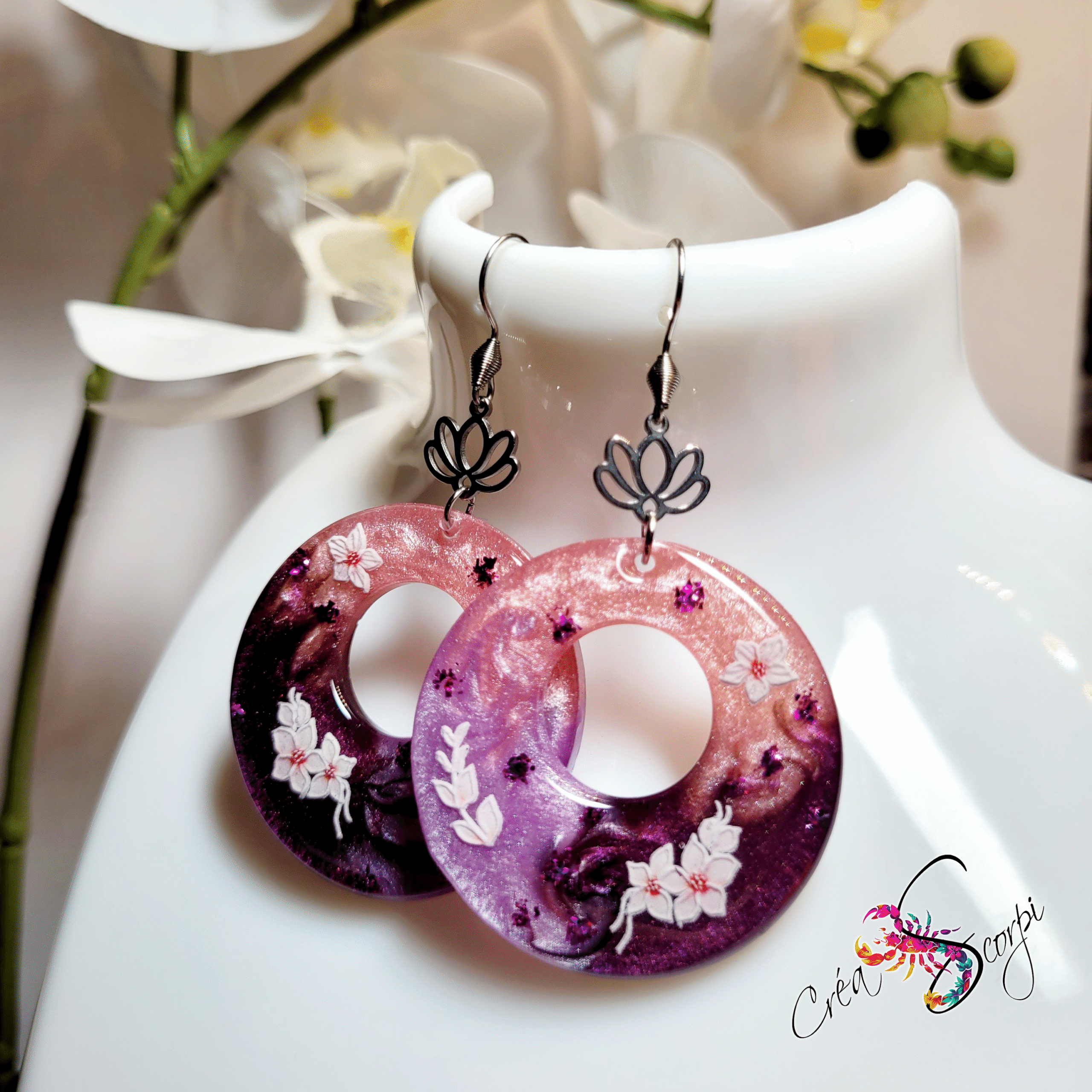 Boucles d'oreilles Créoles en Résine "Lotus Éclatant" – Image 3