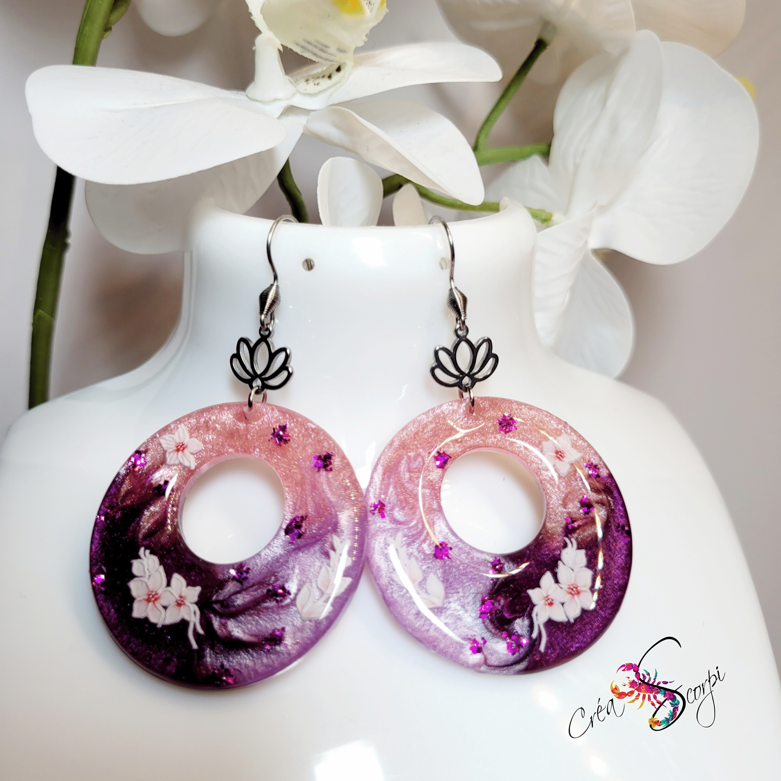 Boucles d'oreilles Créoles en Résine "Lotus Éclatant" – Image 2