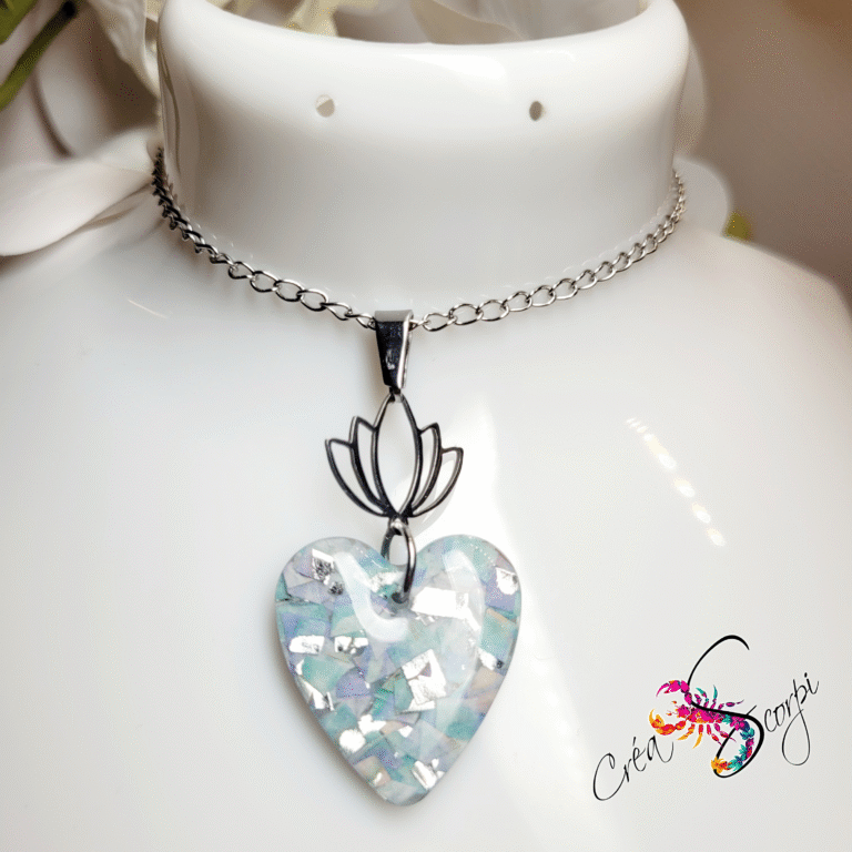 Collier "Cœur de Lotus Givré"