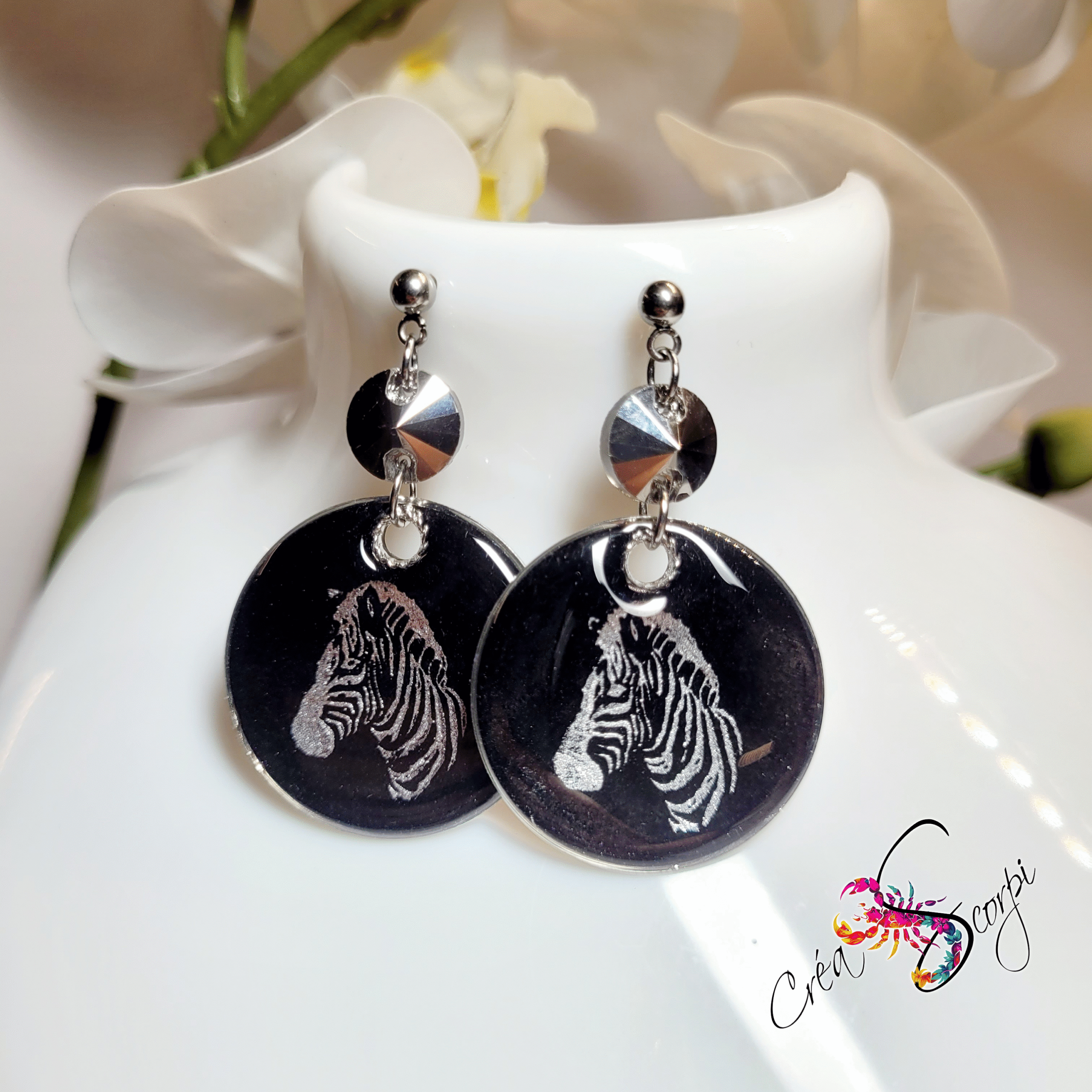 Boucles d'Oreilles Zèbre Élégance Noire – Image 3