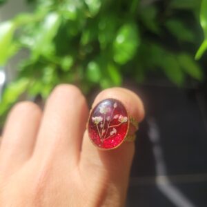 Bague Ovale "Rubis Floral" à Fleurs Séchées