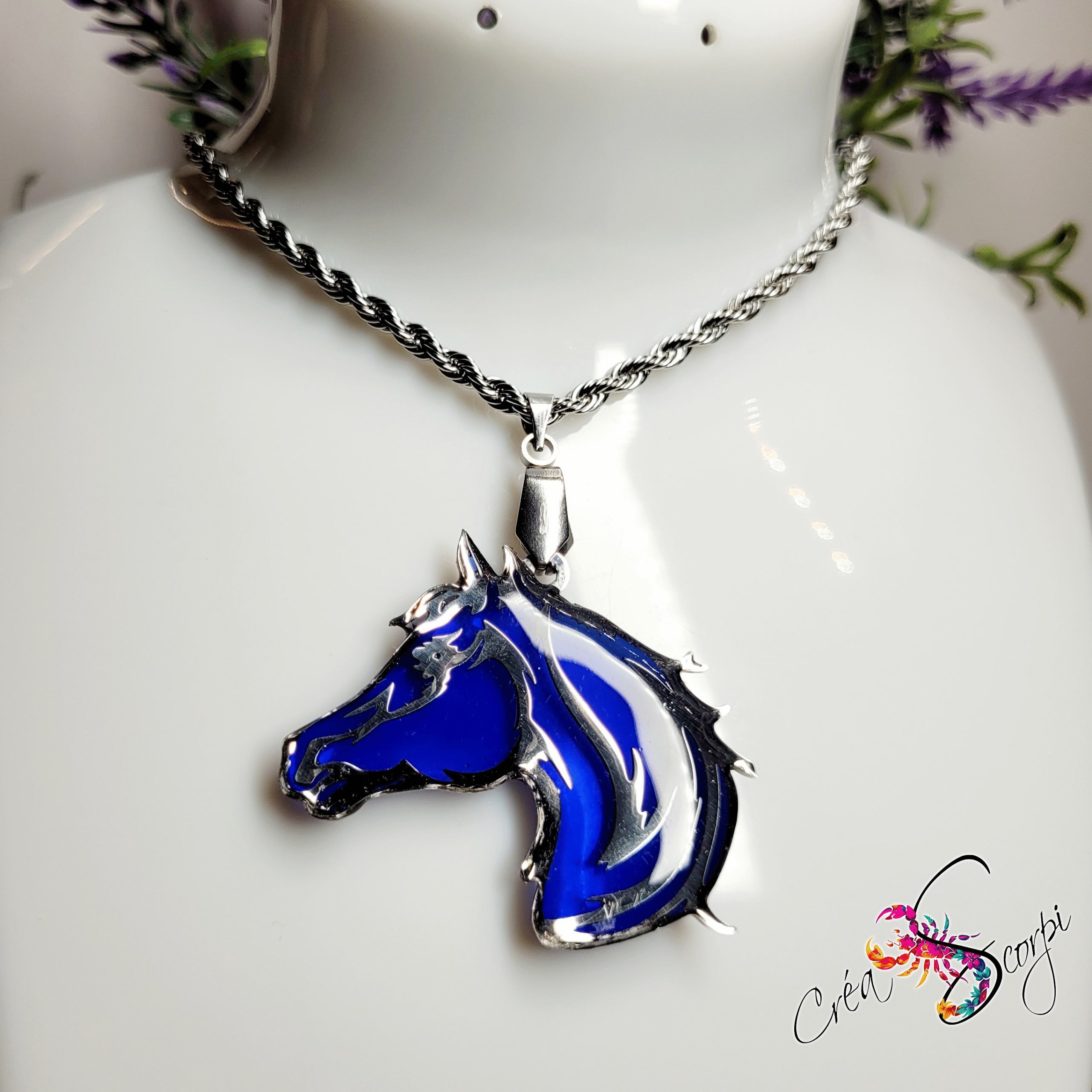 Pendentif Tête de Cheval Arabe Élégant - Acier Inoxydable & Résine Bleu Saphir – Image 3