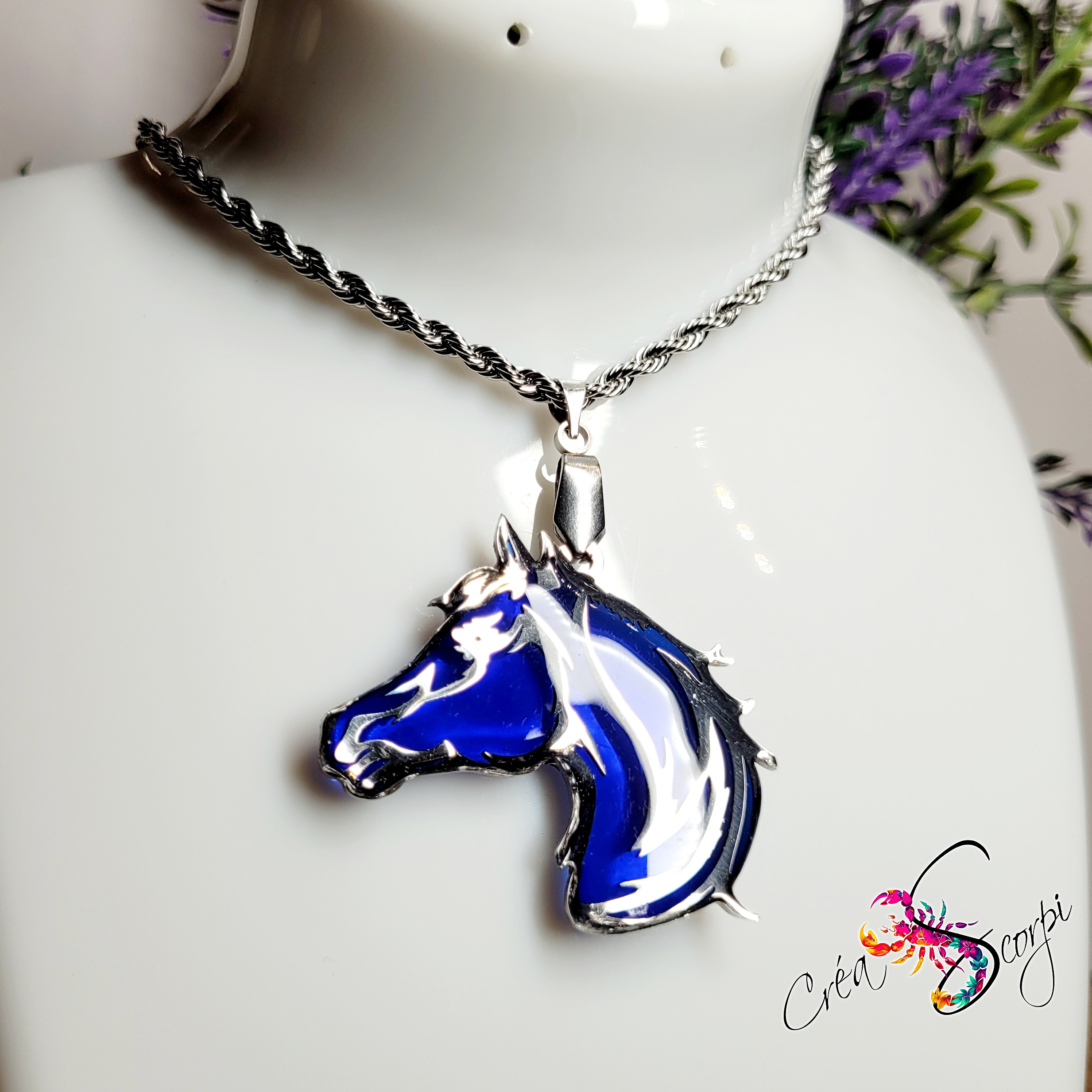 Pendentif Tête de Cheval Arabe Élégant - Acier Inoxydable & Résine Bleu Saphir – Image 2