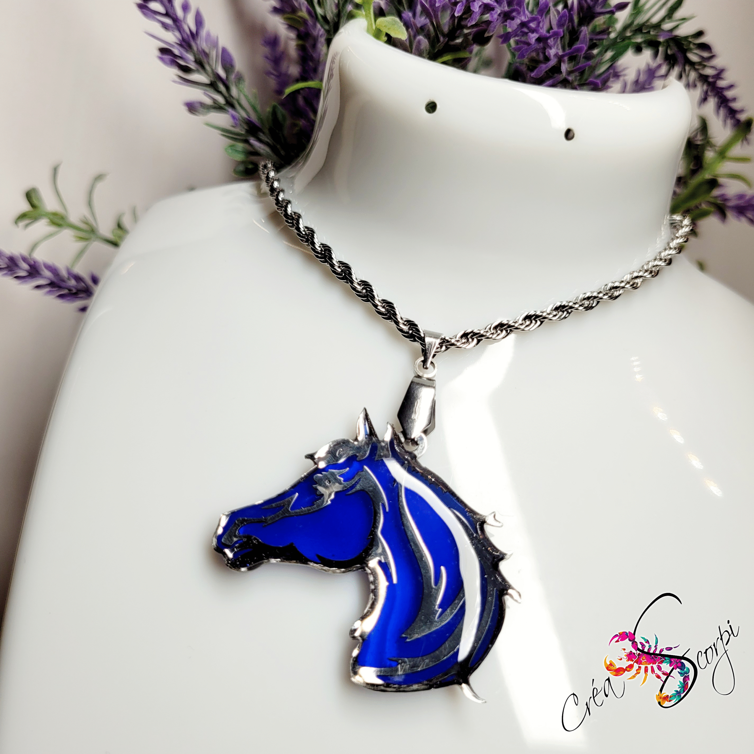 Pendentif Tête de Cheval Arabe Élégant - Acier Inoxydable & Résine Bleu Saphir – Image 4