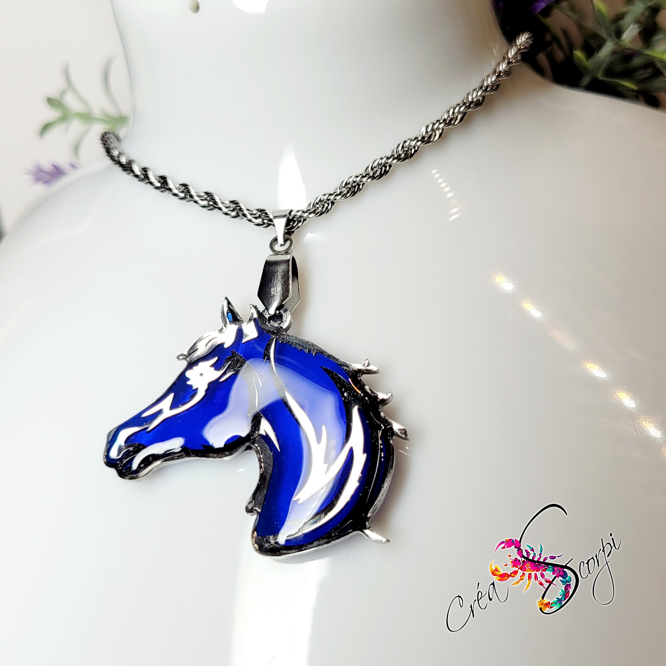 Pendentif Tête de Cheval Arabe Élégant - Acier Inoxydable & Résine Bleu Saphir