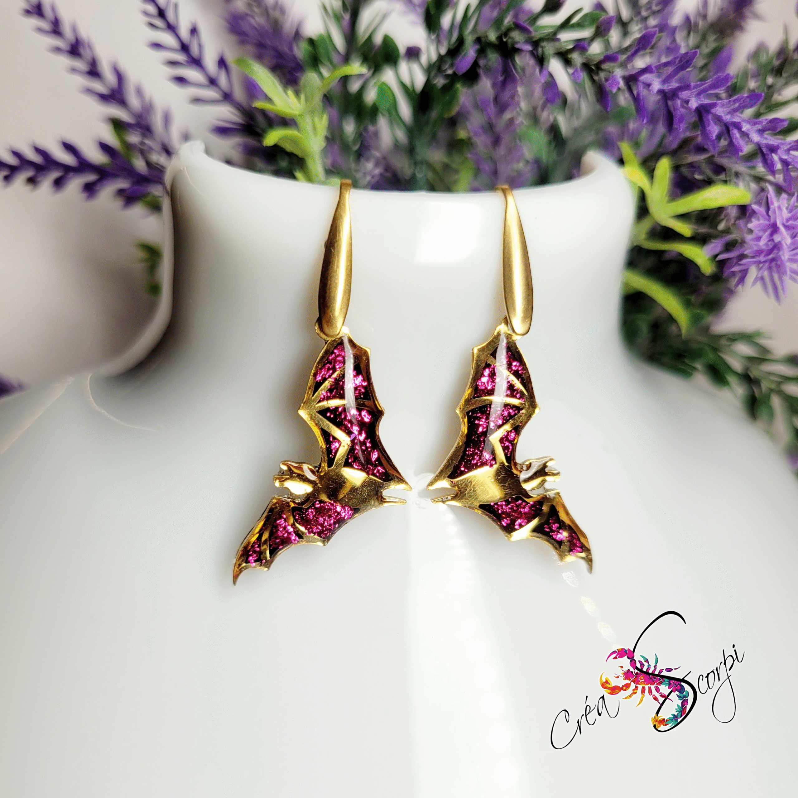 Boucles d'Oreilles Chauves-Souris Ailes Étoilées - Or & Paillettes Fuchsia