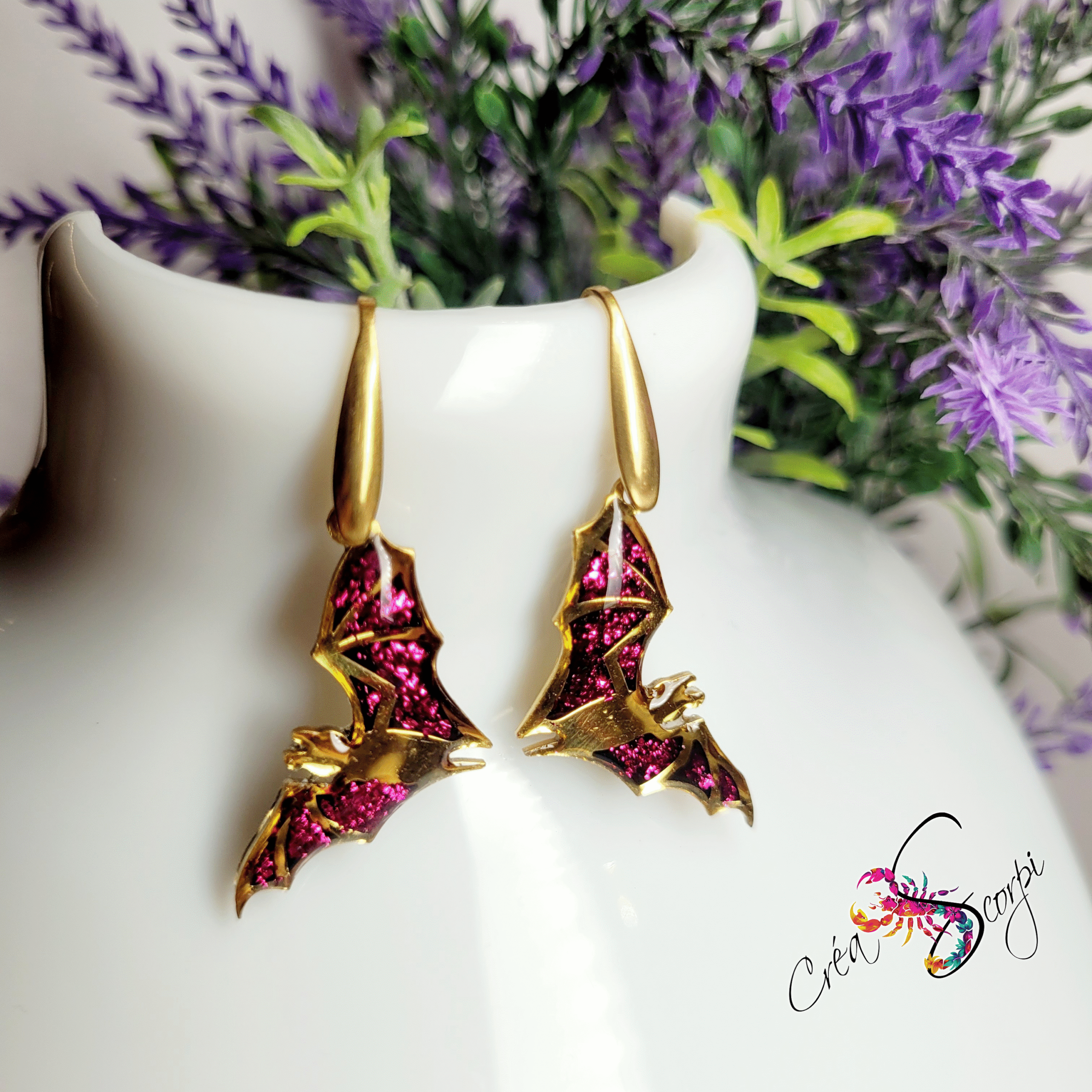 Boucles d'Oreilles Chauves-Souris Ailes Étoilées - Or & Paillettes Fuchsia – Image 3