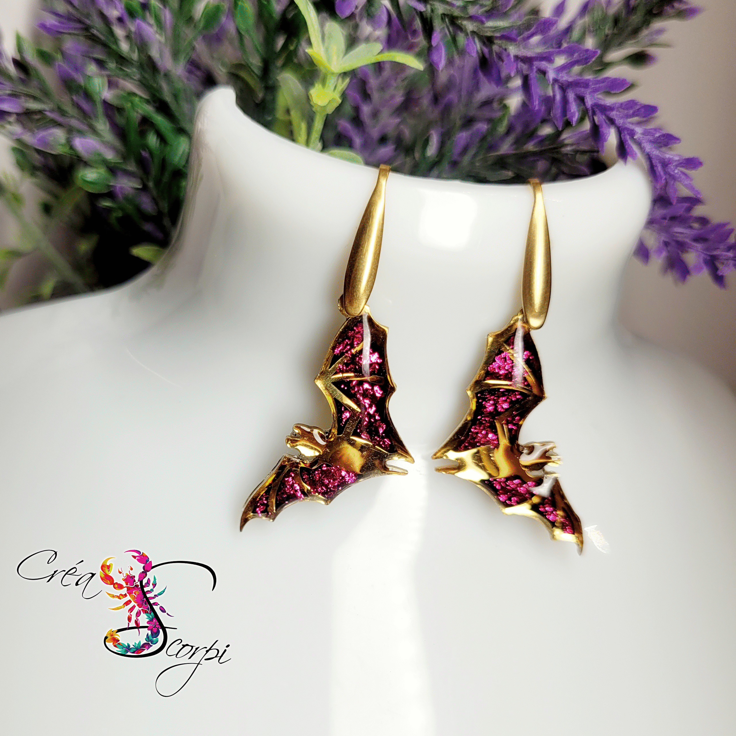 Boucles d'Oreilles Chauves-Souris Ailes Étoilées - Or & Paillettes Fuchsia – Image 4