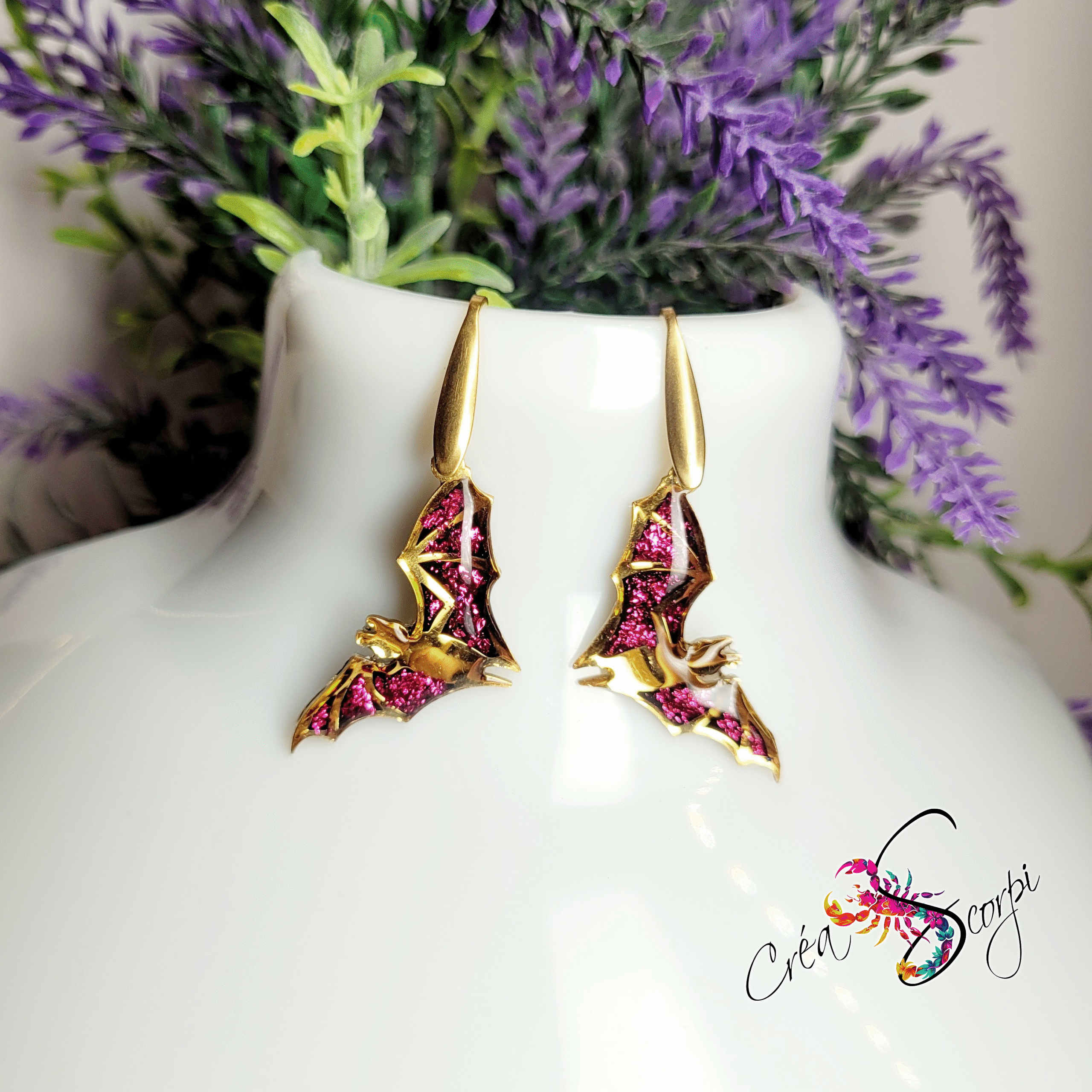 Boucles d'Oreilles Chauves-Souris Ailes Étoilées - Or & Paillettes Fuchsia – Image 2
