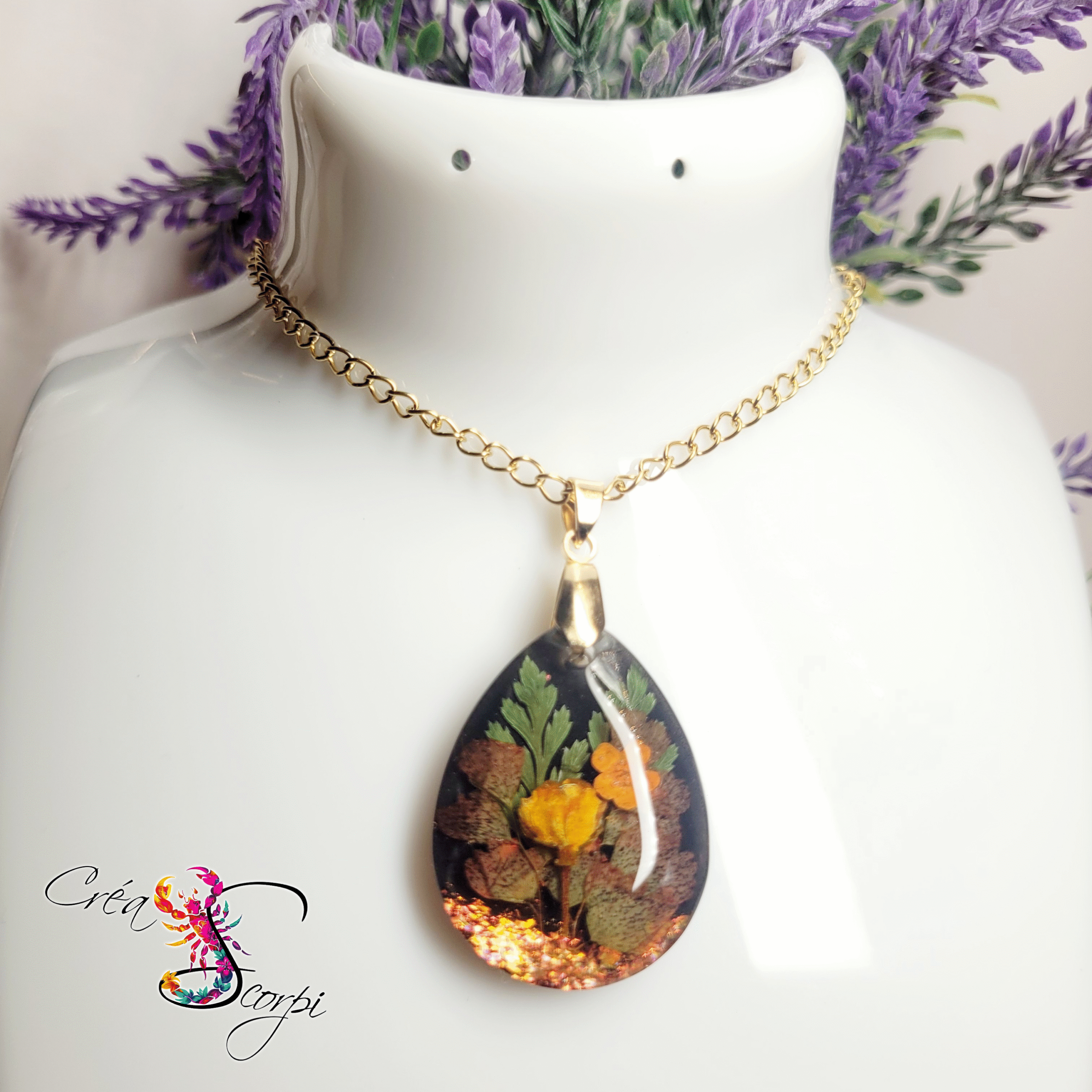 Collier Goutte d'Eau Botanique - Fleur Jaune Encapsulée & Effet Nocturne 🌼🌿 – Image 2