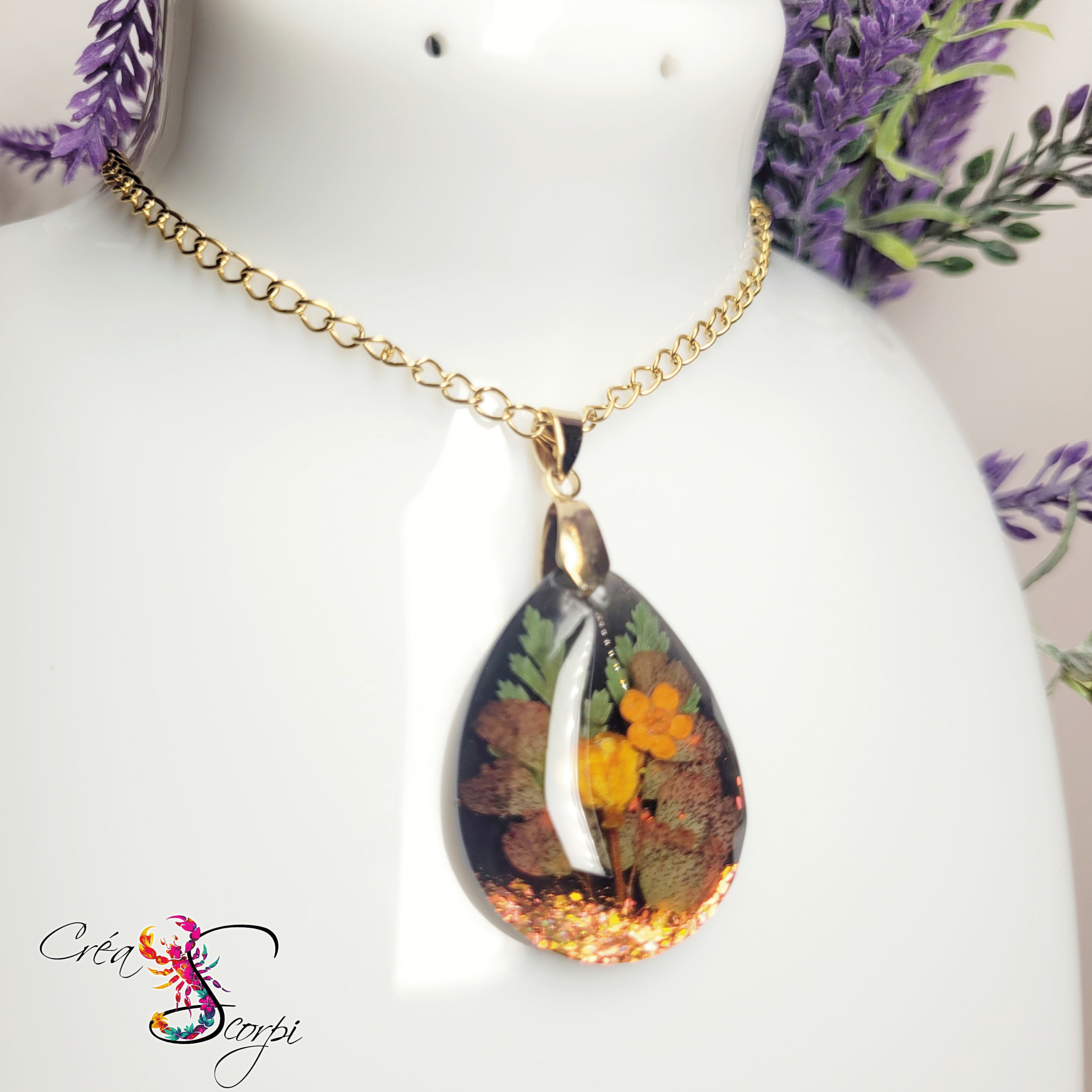 Collier Goutte d'Eau Botanique - Fleur Jaune Encapsulée & Effet Nocturne 🌼🌿