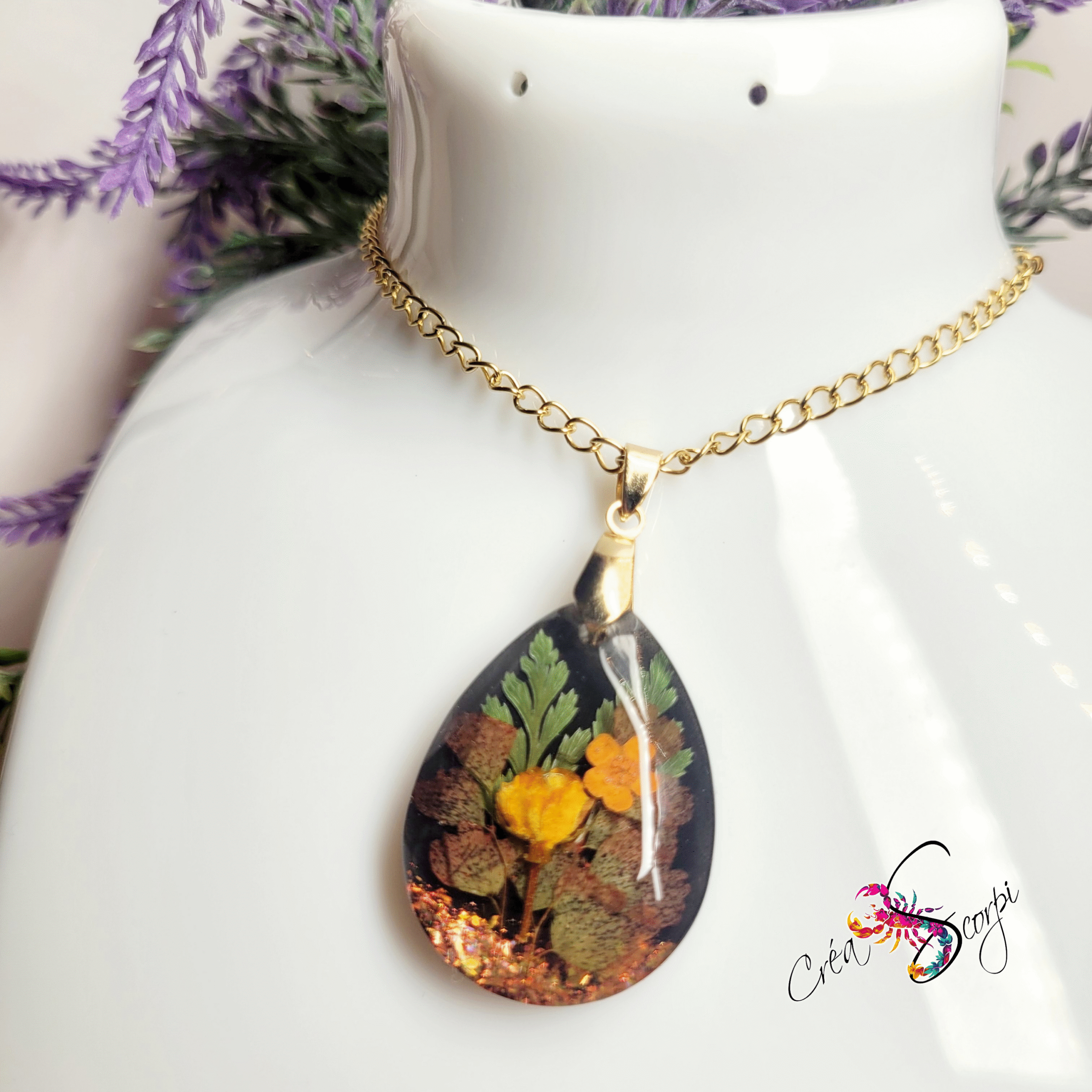 Collier Goutte d'Eau Botanique - Fleur Jaune Encapsulée & Effet Nocturne 🌼🌿 – Image 4
