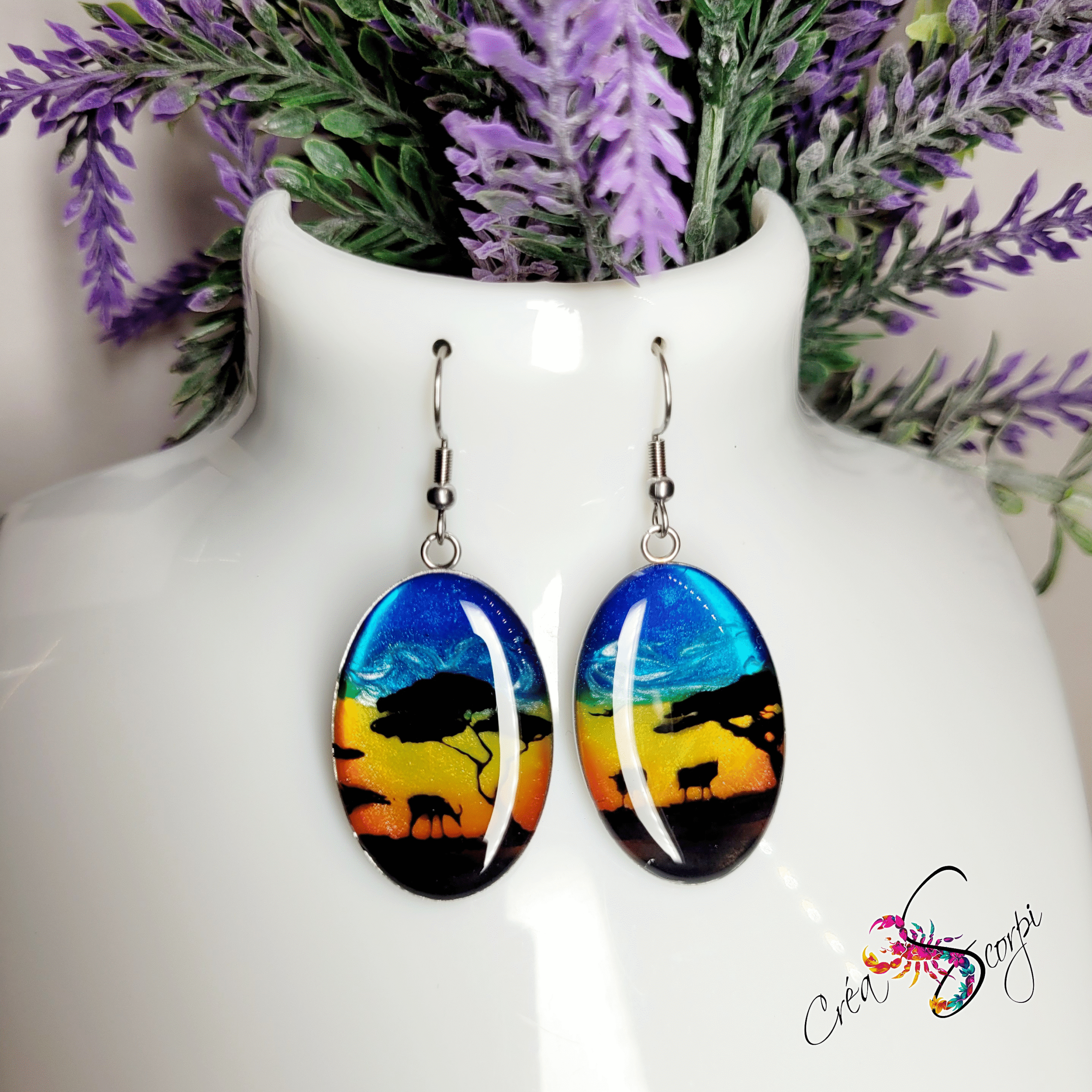 Boucles d'Oreilles Ovales "Savane au Crépuscule" - Résine & Acier Inoxydable (Pièce Unique Peinte à la Main)