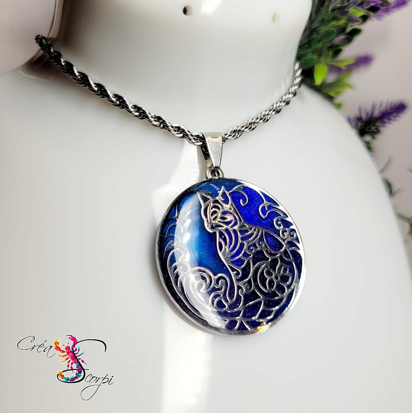 Pendentif "Félin Lunaire & Volutes d'Ébène" – Collier Chat Mystique