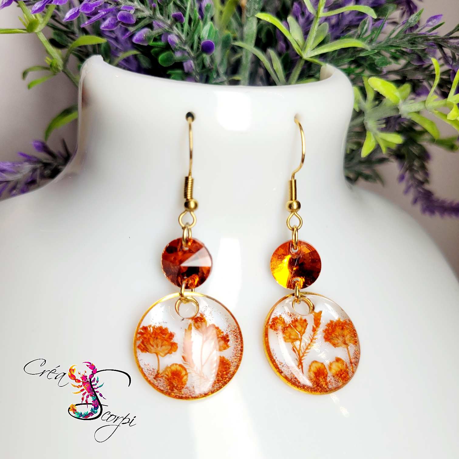 Boucles d'Oreilles Pendantes Florales – Fleurs Séchées, Perles Ambrées – Image 2