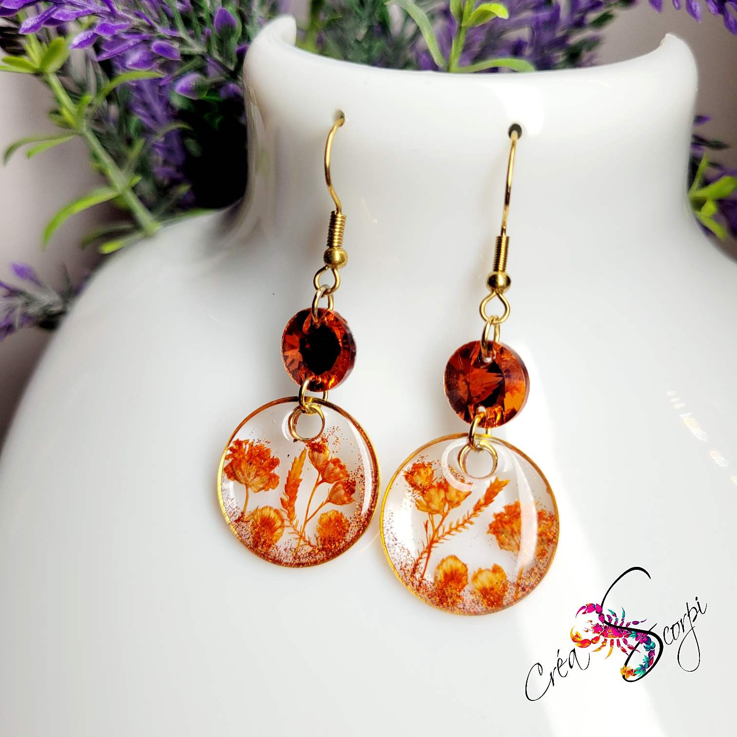 Boucles d'Oreilles Pendantes Florales – Fleurs Séchées, Perles Ambrées – Image 3