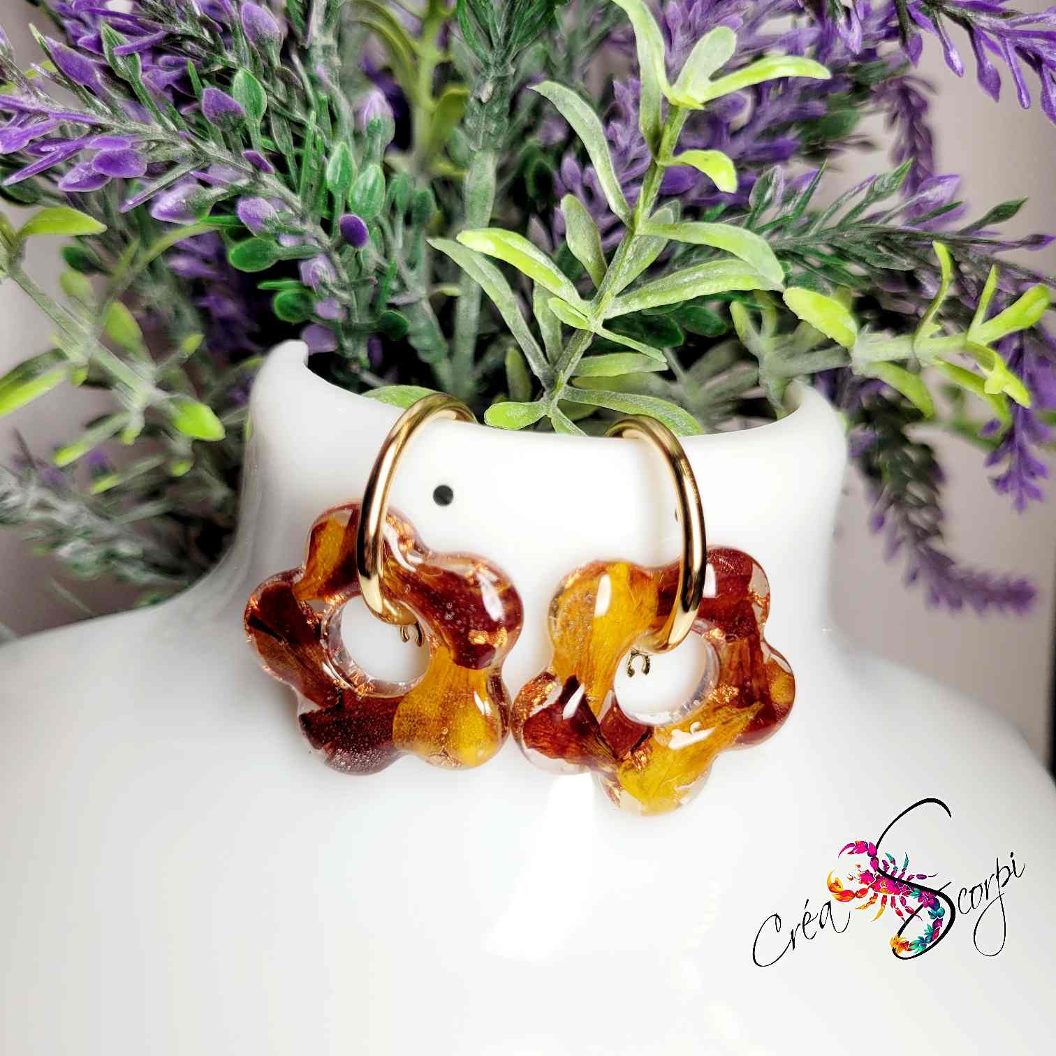 Boucles d'Oreilles Créoles à Pampilles Florales – Œillet d'Inde, Feuille d'Or