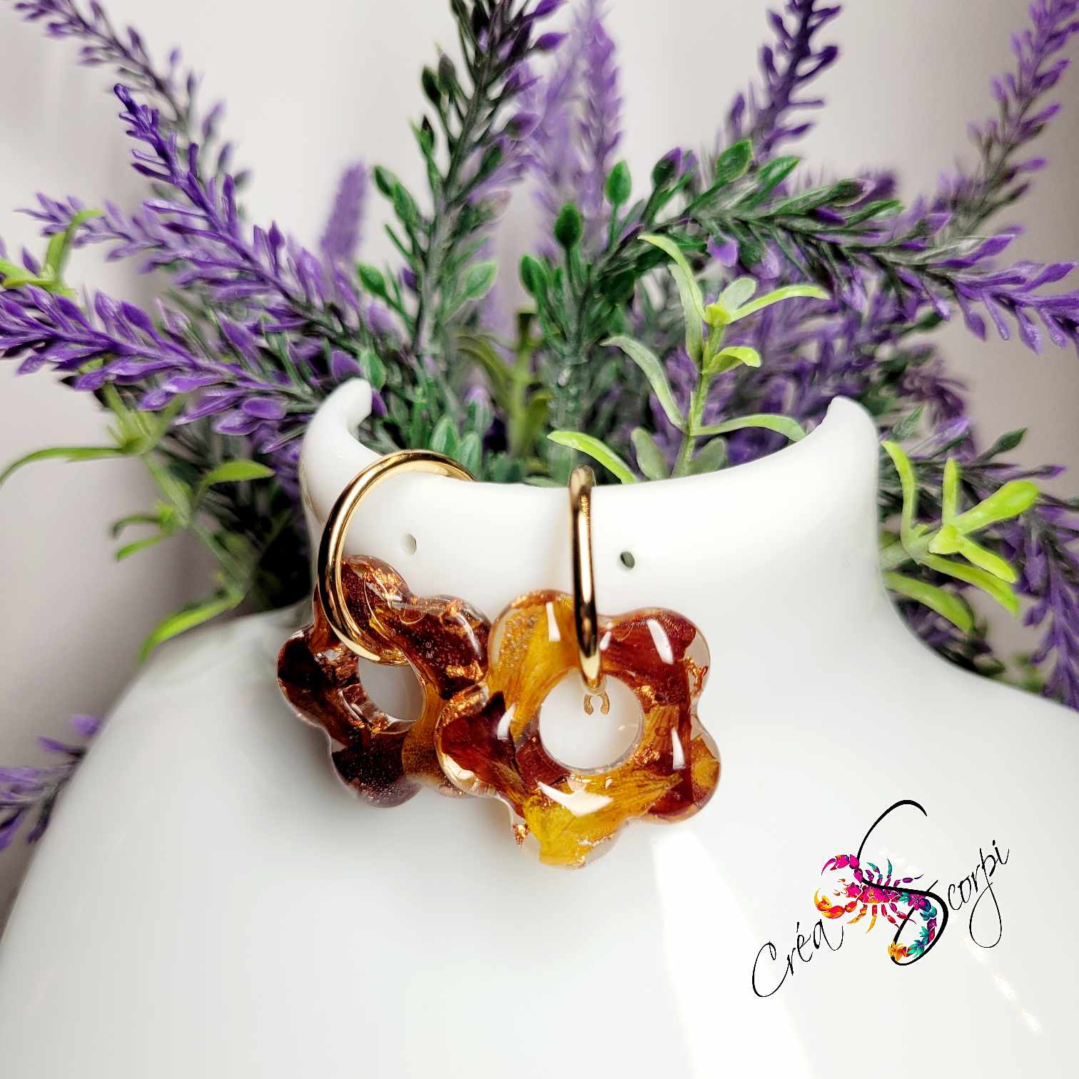 Boucles d'Oreilles Créoles à Pampilles Florales – Œillet d'Inde, Feuille d'Or – Image 3