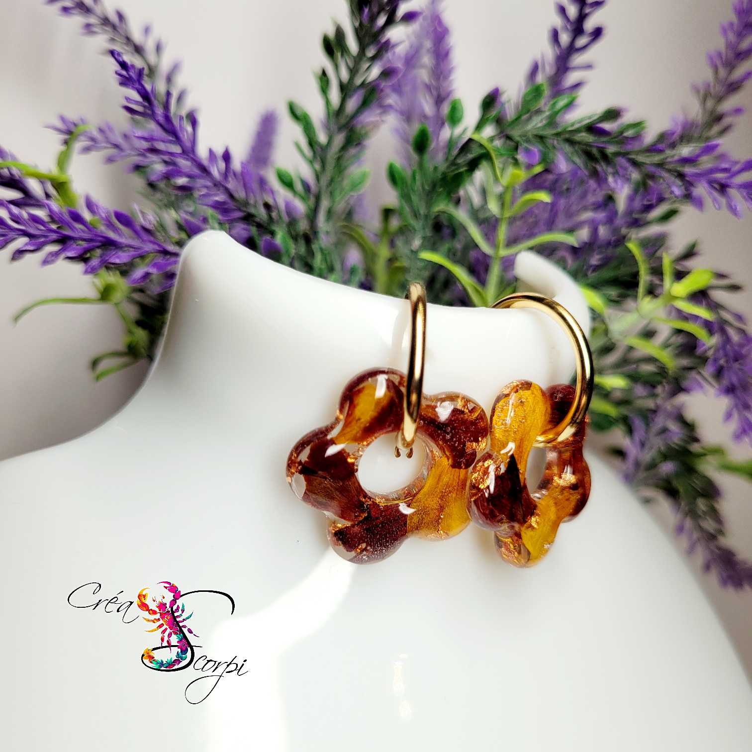 Boucles d'Oreilles Créoles à Pampilles Florales – Œillet d'Inde, Feuille d'Or – Image 2