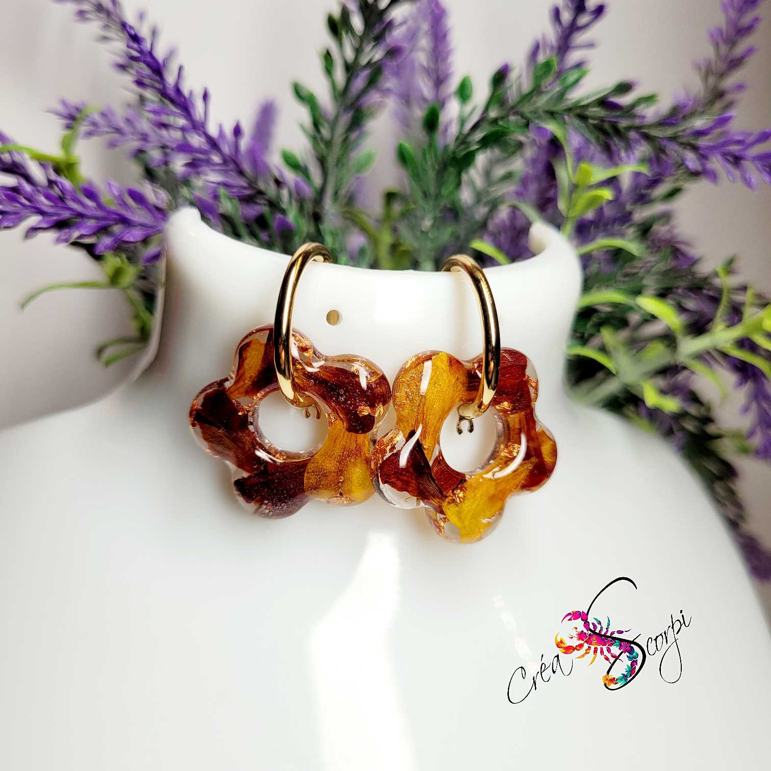 Boucles d'Oreilles Créoles à Pampilles Florales – Œillet d'Inde, Feuille d'Or – Image 4
