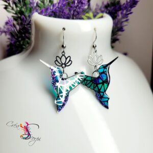 Boucles d'oreilles pendantes "Envol Géométrique" – Colibri et Fleur de Lotus