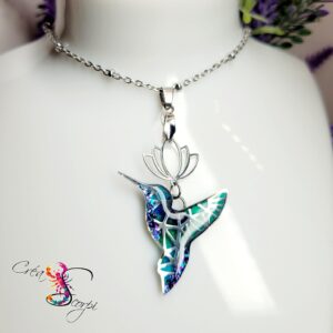 Collier Pendentif "Envol Géométrique" – Colibri et Fleur de Lotus
