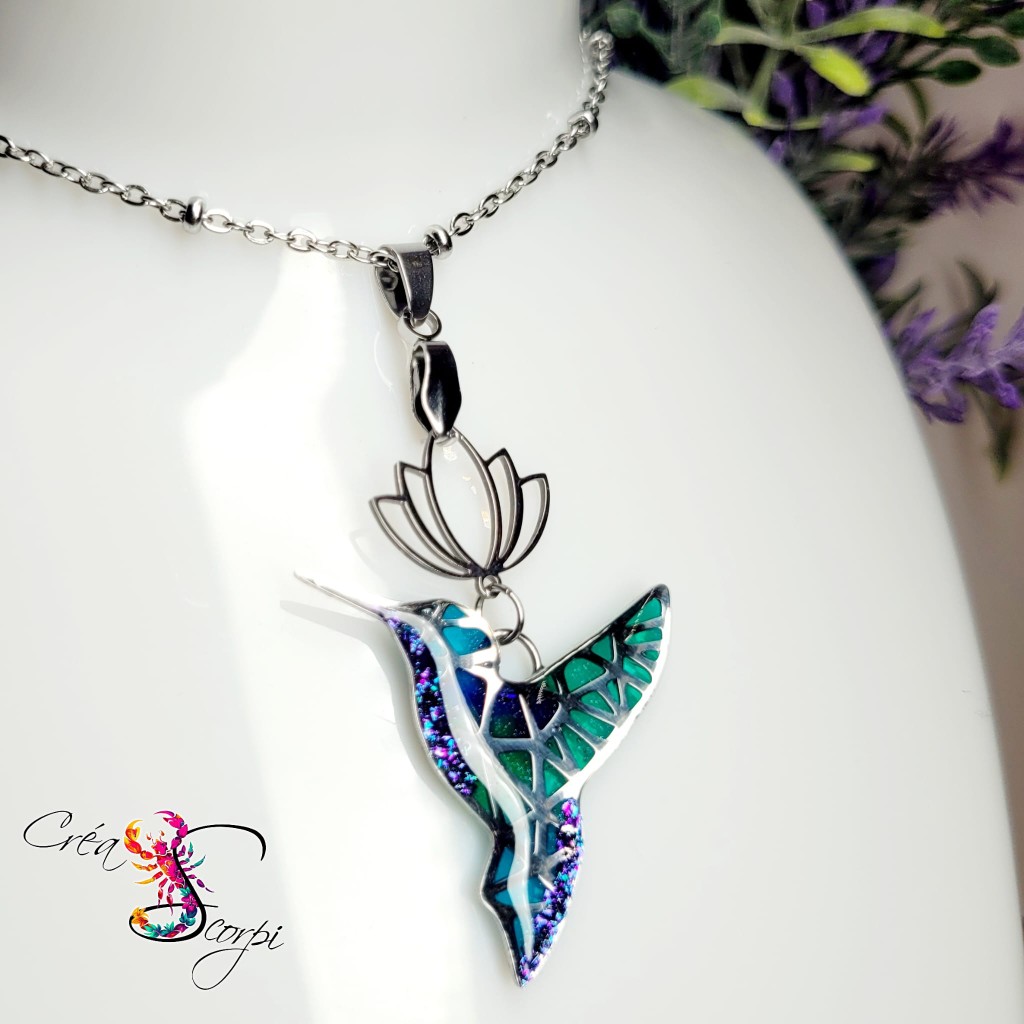 Collier Pendentif "Envol Géométrique" – Colibri et Fleur de Lotus – Image 3