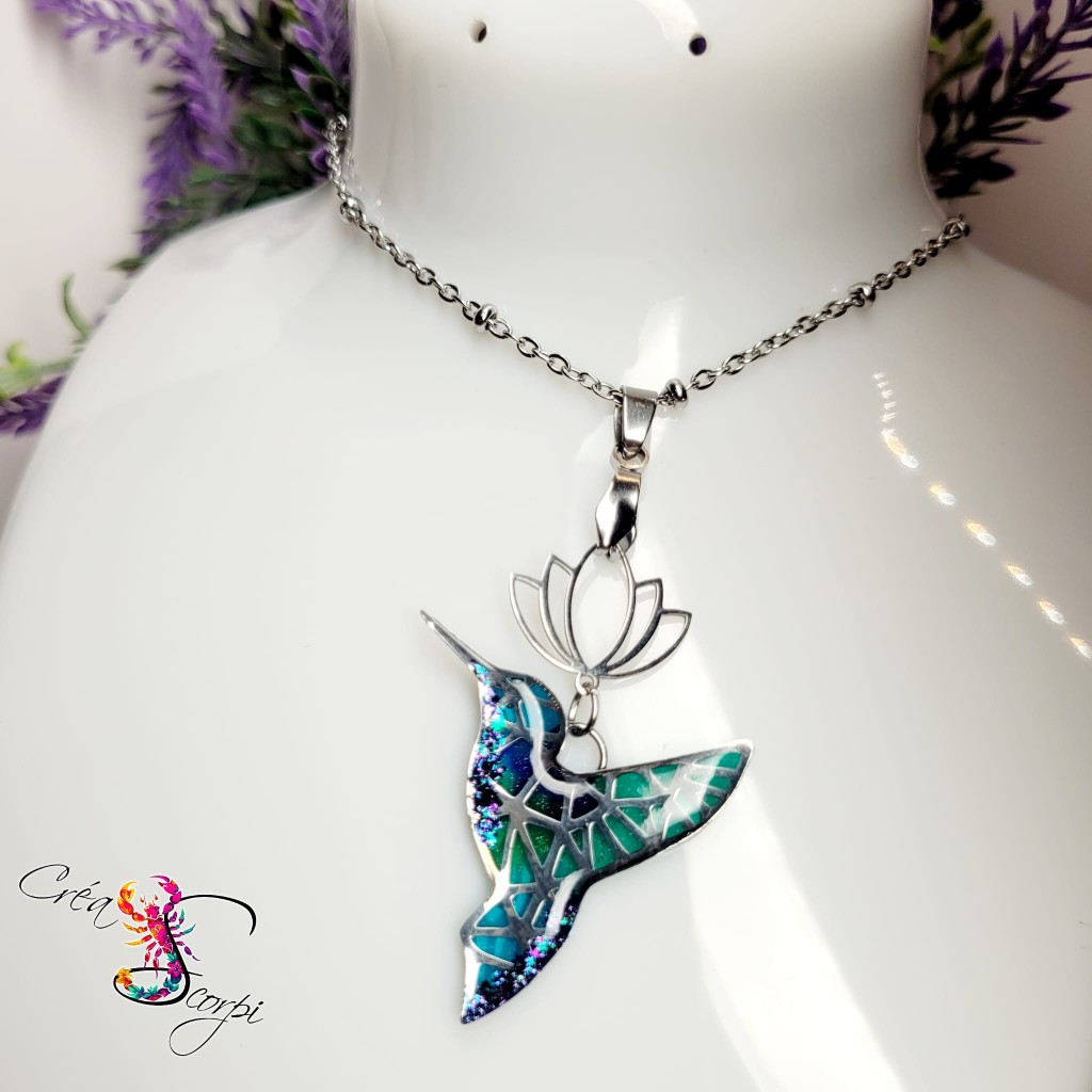 Collier Pendentif "Envol Géométrique" – Colibri et Fleur de Lotus – Image 2